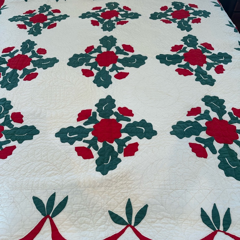 Floral Quilt with Red and Green Pattern